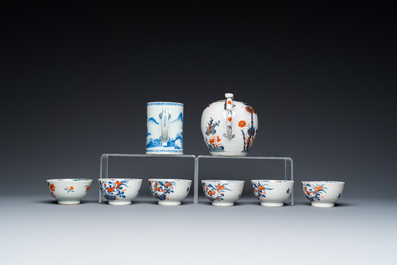 Zes Chinese famille rose koppen en schotels, een Imari-stijl theepot en een blauw-witte pul, Kangxi/Qianlong