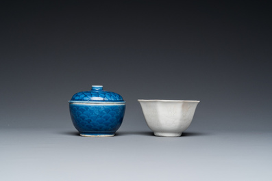 Trois pi&egrave;ces en porcelaine de Chine en bleu et blanc provenant d'&eacute;paves, &eacute;poque Transition et Jiaqing