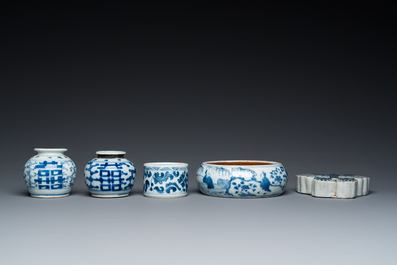 Vijf stukken Chinees blauw-wit porselein, Kangxi en later