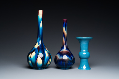 Deux vases de forme bouteille en porcelaine d'Awaji de Japon &agrave; &eacute;mail flamb&eacute; et un vase en porcelaine de Chine &agrave; &eacute;mail &oelig;uf de rouge-gorge, 19/20&egrave;me