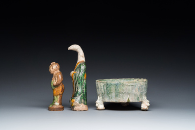 Deux statuettes en gr&egrave;s &eacute;maill&eacute; sancai et un br&ucirc;le-parfum tripod en vert monochrome, Han et post&eacute;rieur
