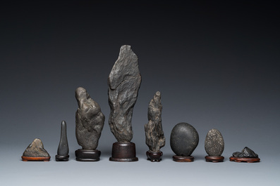Acht Chinese 'gongshi' stenen voor een geleerde op houten sokkels, Republiek