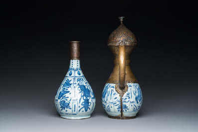 Deux vases en porcelaine de Chine en bleu et blanc aux montures en bronze pour le march&eacute; islamique, Wanli