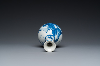 Een Chinese blauw-witte flesvormige vaas met figuren in een landschap, Kangxi