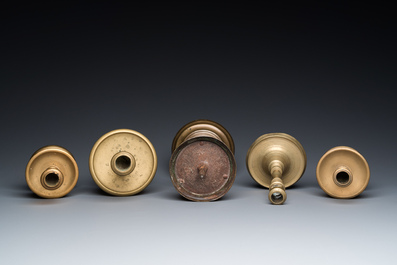 Vijf bronzen en koperen kandelaars, Vlaanderen en/of Nederland, 15e eeuw en later