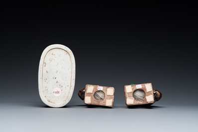 Une paire de porte-encens en porcelaine de Chine sancai et une pierre &agrave; encre en biscuit &eacute;maill&eacute; vert, Kangxi ou post&eacute;rieur