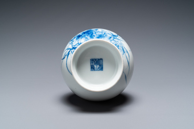 Vase 'Wang Bu' en porcelaine de Chine en bleu et blanc, marque de Yongzheng, 20&egrave;me