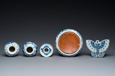Cinq pi&egrave;ces en porcelaine de Chine en bleu et blanc, Kangxi et post&eacute;rieur