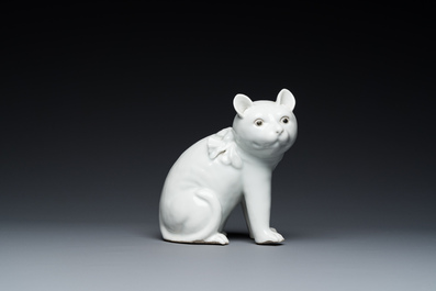 Een Chinees blanc de Chine model van een kat op houten sokkel, Republiek