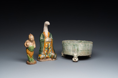 Twee Chinese sancai-geglazuurde sculpturen en een groen-geglazuurde wierookbrander, Han en later