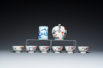 Six tasses et soucoupes en porcelaine de Chine famille rose, une th&eacute;i&egrave;re de style Imari et une chope en bleu et blanc, Kangxi/Qianlong