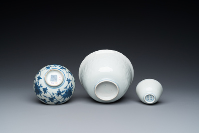 Trois bols en porcelaine de Chine en bleu et blanc, Ming