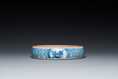 Pierre &agrave; encre en porcelaine de Chine en bleu et blanc, Kangxi