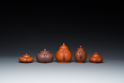 Vijf Chinese Yixing steengoed theepotten met deksels, Republiek