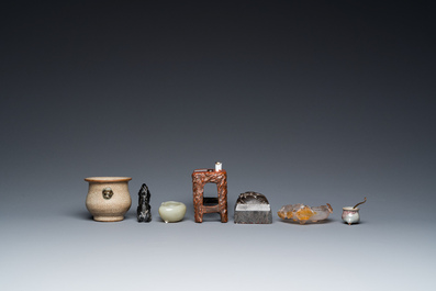 Seven Chinese scholar's objects in porcelain and hardstone, 19/20th C.