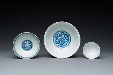 Trois bols en porcelaine de Chine en bleu et blanc, Ming