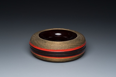 A Chinese gilt-copper-wire-mounted red and brown lacquer necklace box and cover, 18/19th C.