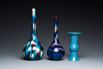 Deux vases de forme bouteille en porcelaine d'Awaji de Japon &agrave; &eacute;mail flamb&eacute; et un vase en porcelaine de Chine &agrave; &eacute;mail &oelig;uf de rouge-gorge, 19/20&egrave;me