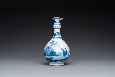 Vase de forme bouteille en porcelaine de Chine en bleu et blanc &agrave; d&eacute;cor de figures dans un paysage, Kangxi
