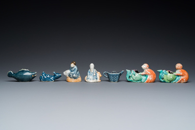 Sept compte-gouttes en porcelaine de Chine en bleu et blanc, famille rose et en bleu monochrome, Qianlong et post&eacute;rieur