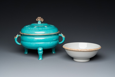 A Chinese turquoise-glazed tripod bowl and cover, 19th C.