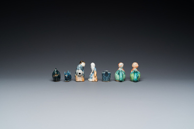 Zeven Chinese blauw-witte, monochrome en famille rose waterdruppelaars, Qianlong en later