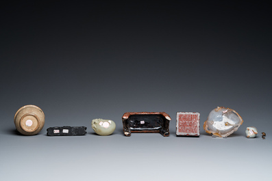 Sept objets de lettr&eacute;s en porcelaine et pierres dures, Chine, 19/20&egrave;me