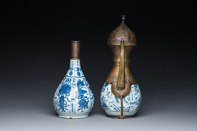 Twee Chinese blauw-witte vazen met bronzen monturen voor de islamitische markt, Wanli