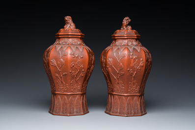 Tr&egrave;s rare paire de vases couverts de forme octogonale en gr&egrave;s de Yixing, Chine, Kangxi