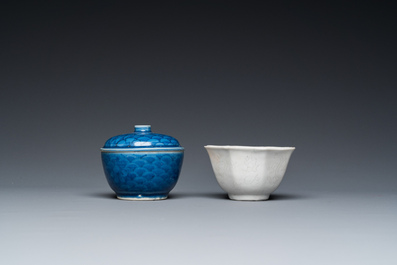 Trois pi&egrave;ces en porcelaine de Chine en bleu et blanc provenant d'&eacute;paves, &eacute;poque Transition et Jiaqing