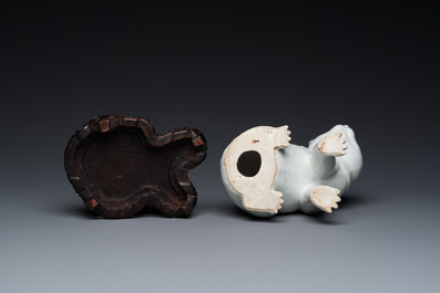 Chat en porcelaine blanche de Chine sur socle en bois sculpt&eacute;, R&eacute;publique