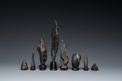Huit pierres de lettr&eacute;s ou 'gongshi' sur socles en bois, Chine, R&eacute;publique