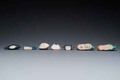 Zeven Chinese blauw-witte, monochrome en famille rose waterdruppelaars, Qianlong en later