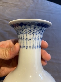 Een Chinese blauw-witte 'Wang Bu' vaas, Yongzheng merk, 20e eeuw