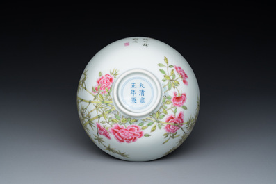 Bol en porcelaine de Chine famille rose, marque de Yongzheng, 20&egrave;me
