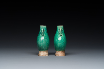 Een paar Chinese groen-geglazuurde miniatuur vaasjes, Ming