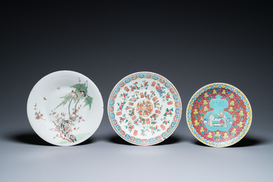 A varied collection of Chinese famille rose and qianjiang cai porcelain, 19/20th C.