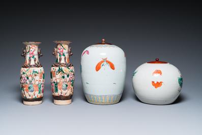 Een diverse collectie Chinees famille rose en qianjiang cai porselein, 19/20e eeuw