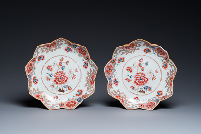 Een Chinese famille rose schotel en een paar lotusvormige borden, Qianlong
