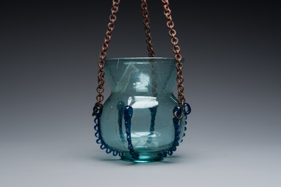 Lampe de mosqu&eacute;e en verre bleu clair, la Syrie ou la Perse, 10&egrave;me