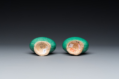 Paire de vases miniatures en porcelaine de Chine en vert monochrome, Ming
