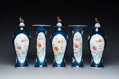 Garniture de cinq vases en porcelaine de Chine famille rose &agrave; d&eacute;cor floral sur fond bleu, Qianlong