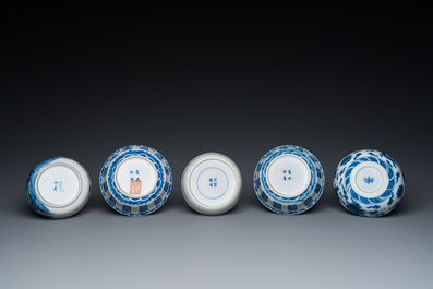 Cinq bols en porcelaine de Chine en bleu et blanc, 19/20&egrave;me