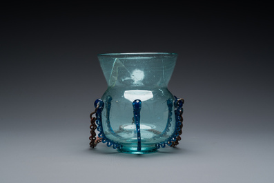 Lampe de mosqu&eacute;e en verre bleu clair, la Syrie ou la Perse, 10&egrave;me