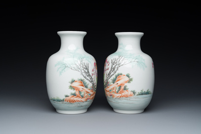 Paire de vases en porcelaine de Chine famille rose, marque de Qianlong, 20&egrave;me