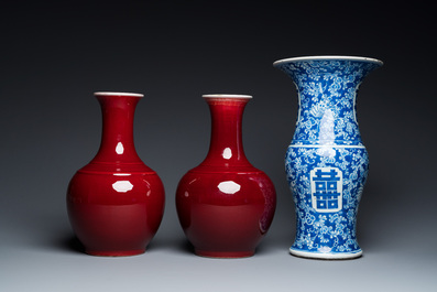 Un vase &agrave; d&eacute;cor 'Shou' en porcelaine de Chine en bleu et blanc et une paire de forme bouteille en sang de boeuf, 19/20&egrave;me