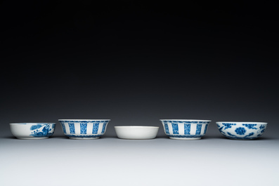 Five Chinese blue and white bowls, 19/20th C.