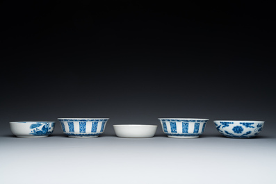 Cinq bols en porcelaine de Chine en bleu et blanc, 19/20&egrave;me