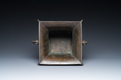 Vase archa&iuml;sant de forme 'fangzun' en bronze partiellement dor&eacute; et inscrit, Chine, 19&egrave;me