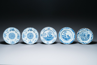 23 assiettes en porcelaine de Chine en bleu et blanc et de style Imari, Kangxi/Qianlong